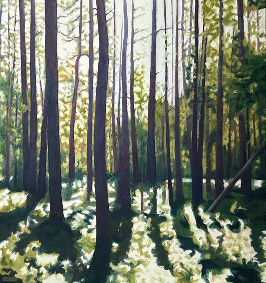 Målning i olja av Ingeborg Paulsrud föreställande en tät skog med höga trädstammar där solljus silar ner på marken.